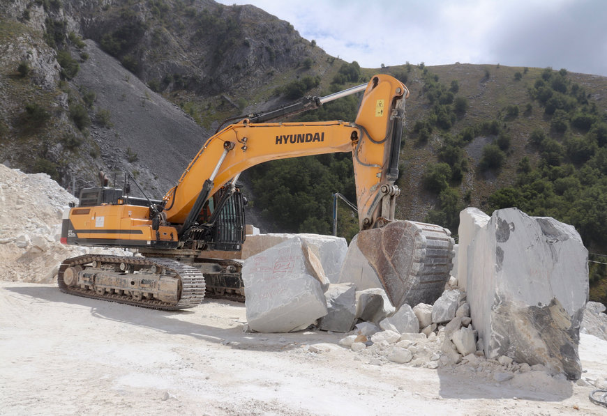 La excavadora Hyundai HX520Ljuega un papel importante en la cantera de mármol de Colonnata